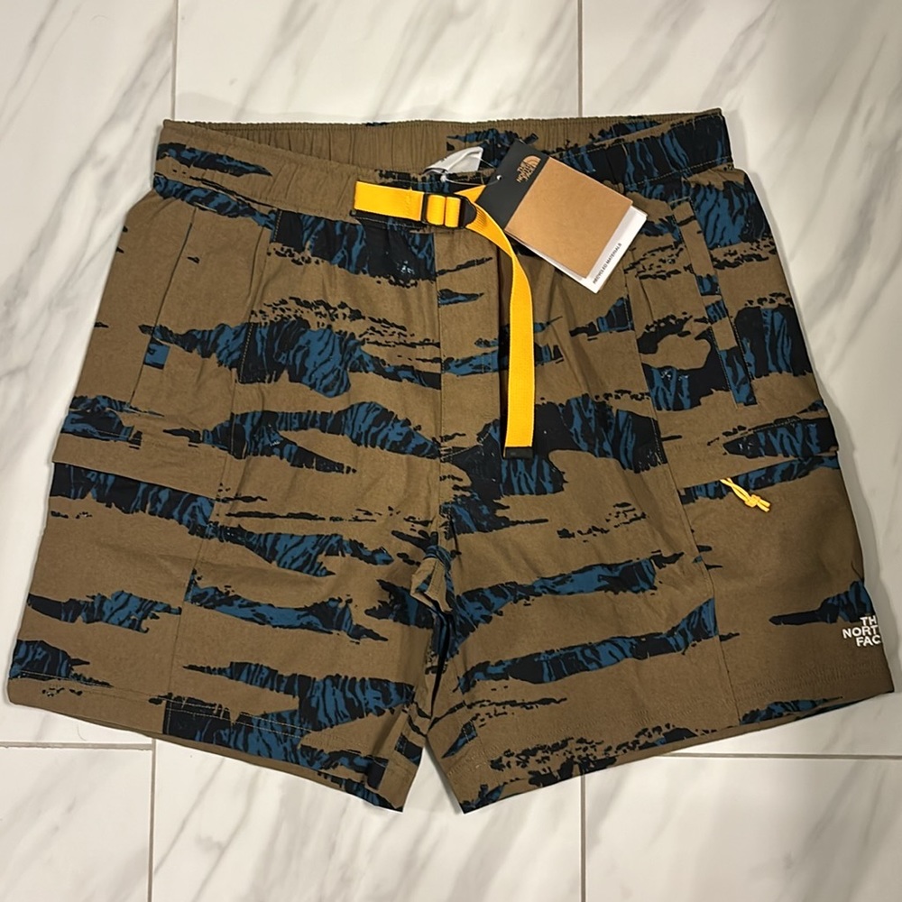 Men’s North Face Relaxed Fit Moisture Wicking Belted Cargo Shorts